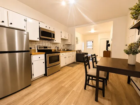 Kitchen and dining table — Cozy Luxury in the Plateau