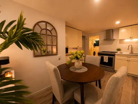 Kitchen and dining table — Cozy 1BR in Saint-Constant