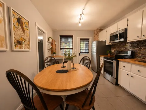 Kitchen and dining table — Luxury 2BR in the Plateau