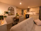 Living area opening onto the kitchen — Cozy 1BR in Saint-Constant