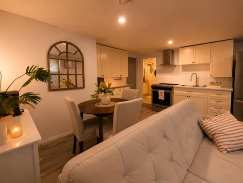 Living area opening onto the kitchen — Cozy 1BR in Saint-Constant