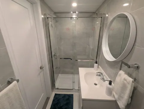 Bathroom with enclosed shower — Cozy Studio Near YUL