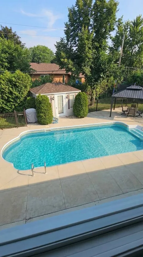 Outdoor swimming pool and backyard — Stylish Getaway 3BR with Heated Pool
