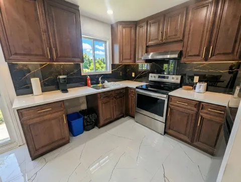 Kitchen with stove and refrigerator — Spacious 2BR Holiday Home Near YUL
