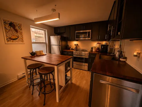Full kitchen — Luxury 2BR Plateau Stay