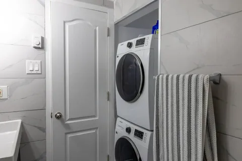 Stacked washer and dryer — Rehoboth 1BR in Laval