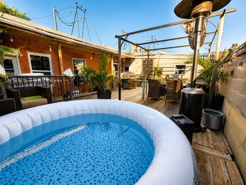 Hot tub on the shared terrace — Luxury 2BR in the Plateau
