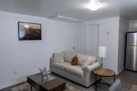 Living room seating and coffee table — Rehoboth 1BR in Laval