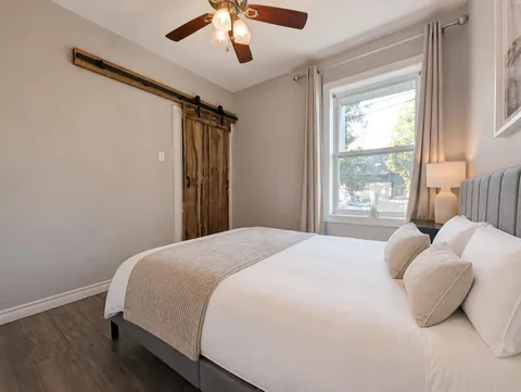 First bedroom — New Luxury 4BR Plateau Stay