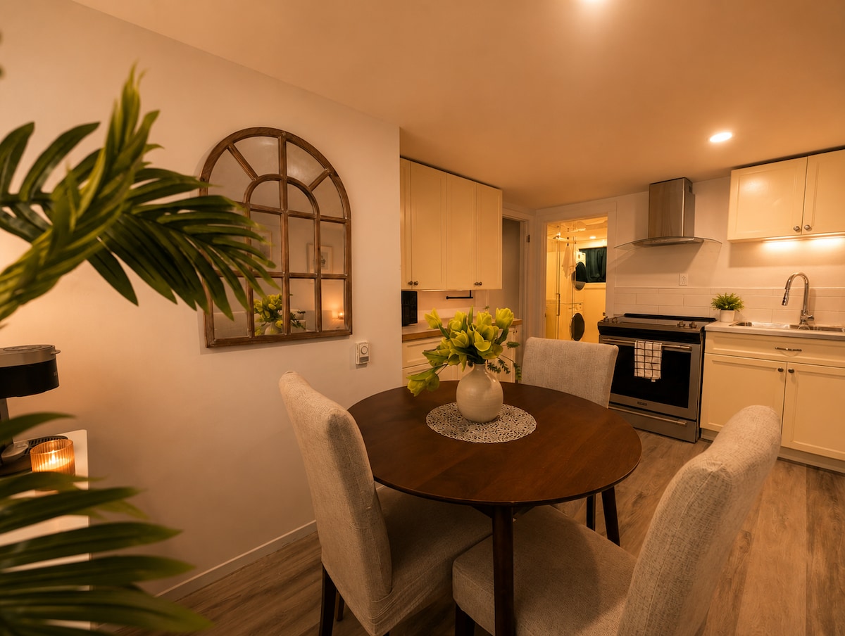 Kitchen and dining table — Cozy 1BR in Saint-Constant