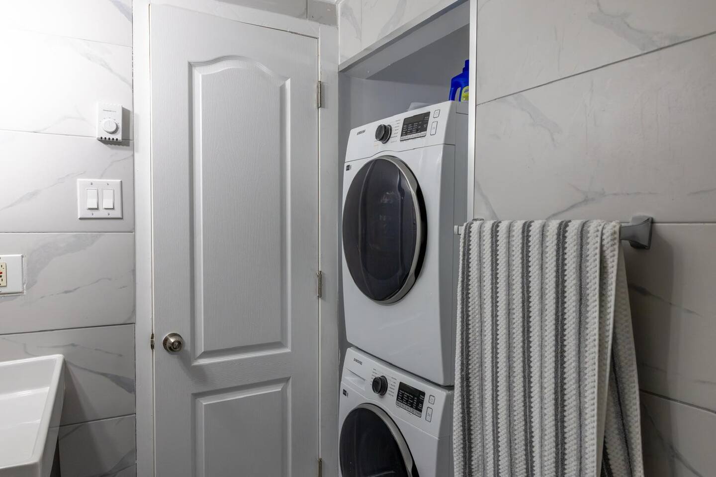 Stacked washer and dryer — Rehoboth 1BR in Laval